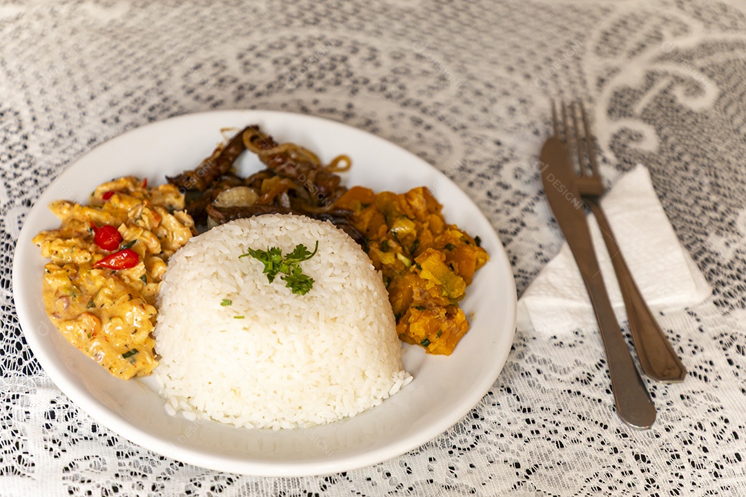 Bela refeição em um prato branco sobre mesa de madeira escura