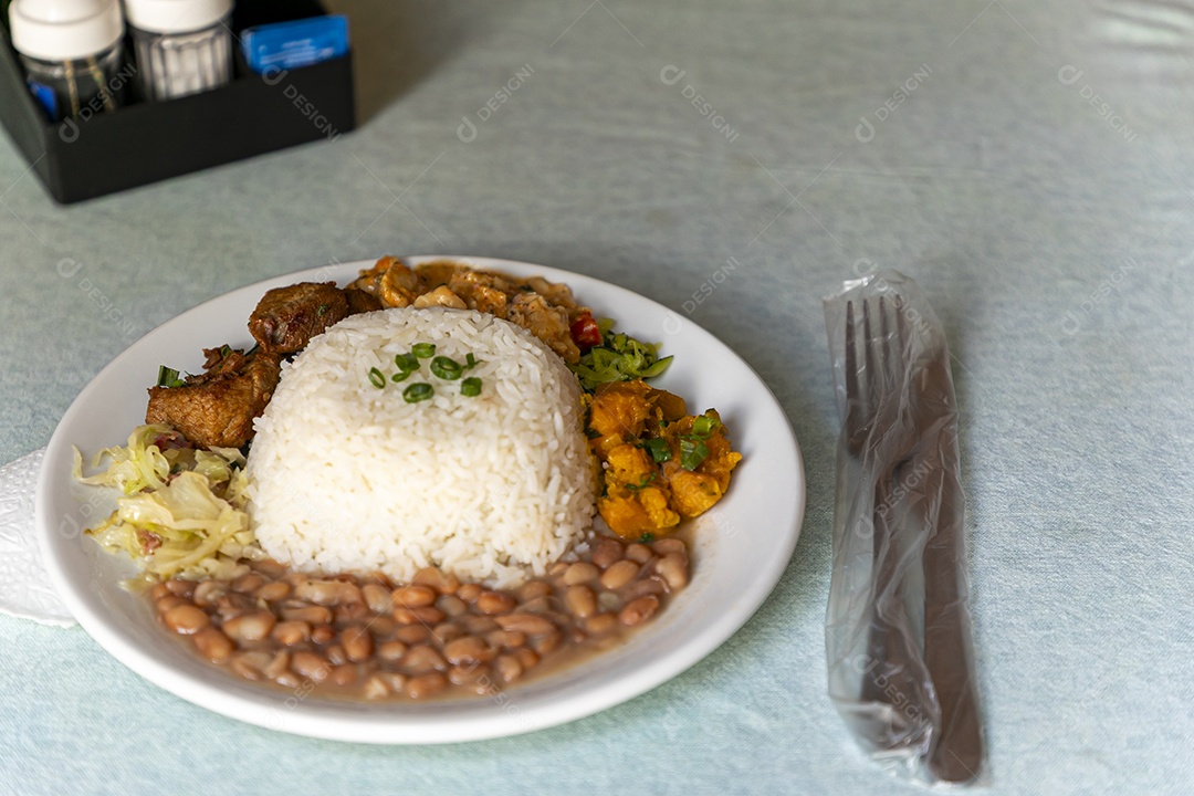 Belas refeições em marmitex branca sobre mesa de marmore