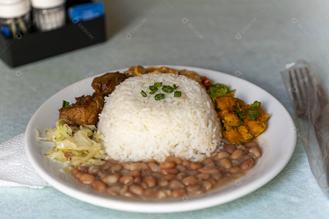 Bela refeição em um prato branco sobre mesa de marmore