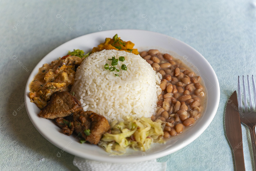 Bela refeição em um prato branco sobre mesa de marmore