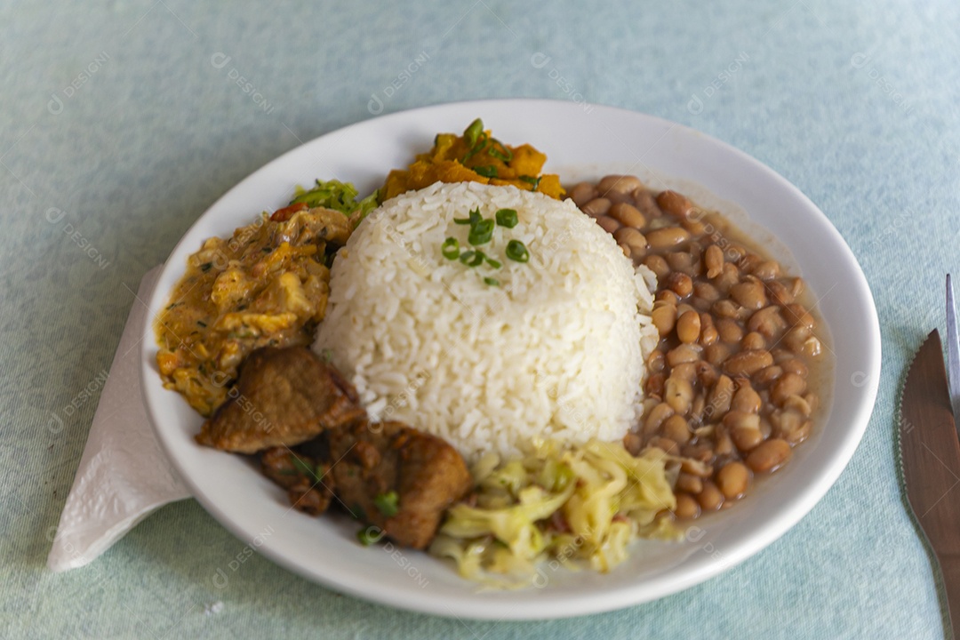 Bela refeição em um prato branco sobre mesa de marmore