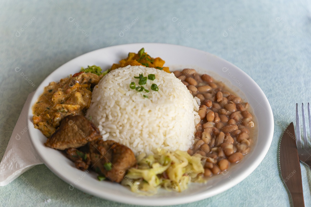 Bela refeição em um prato branco sobre mesa de marmore