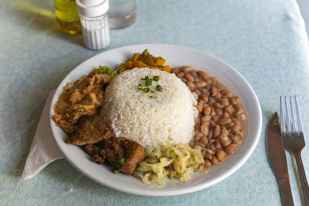 Bela refeição em um prato branco sobre mesa de marmore