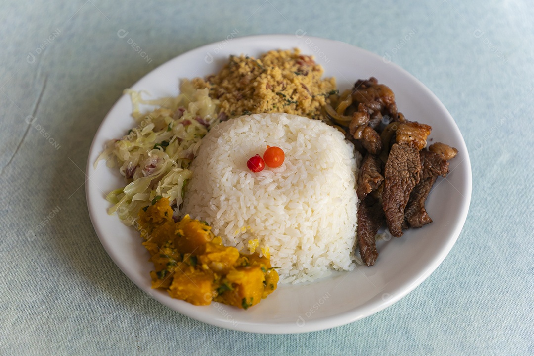 Bela refeição em um prato branco sobre mesa de marmore
