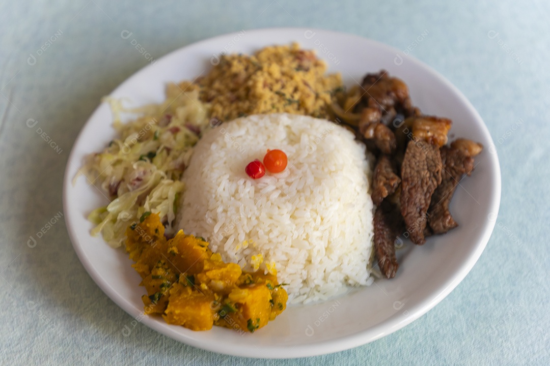 Bela refeição em um prato branco sobre mesa de marmore