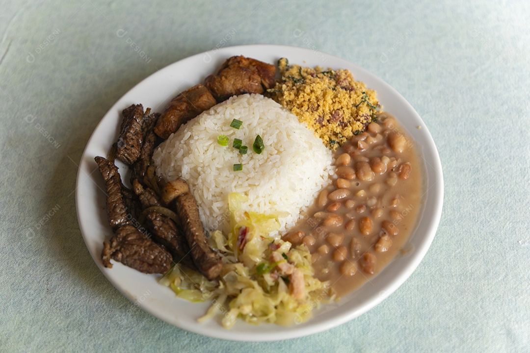 Bela refeição em um prato branco sobre mesa de marmore