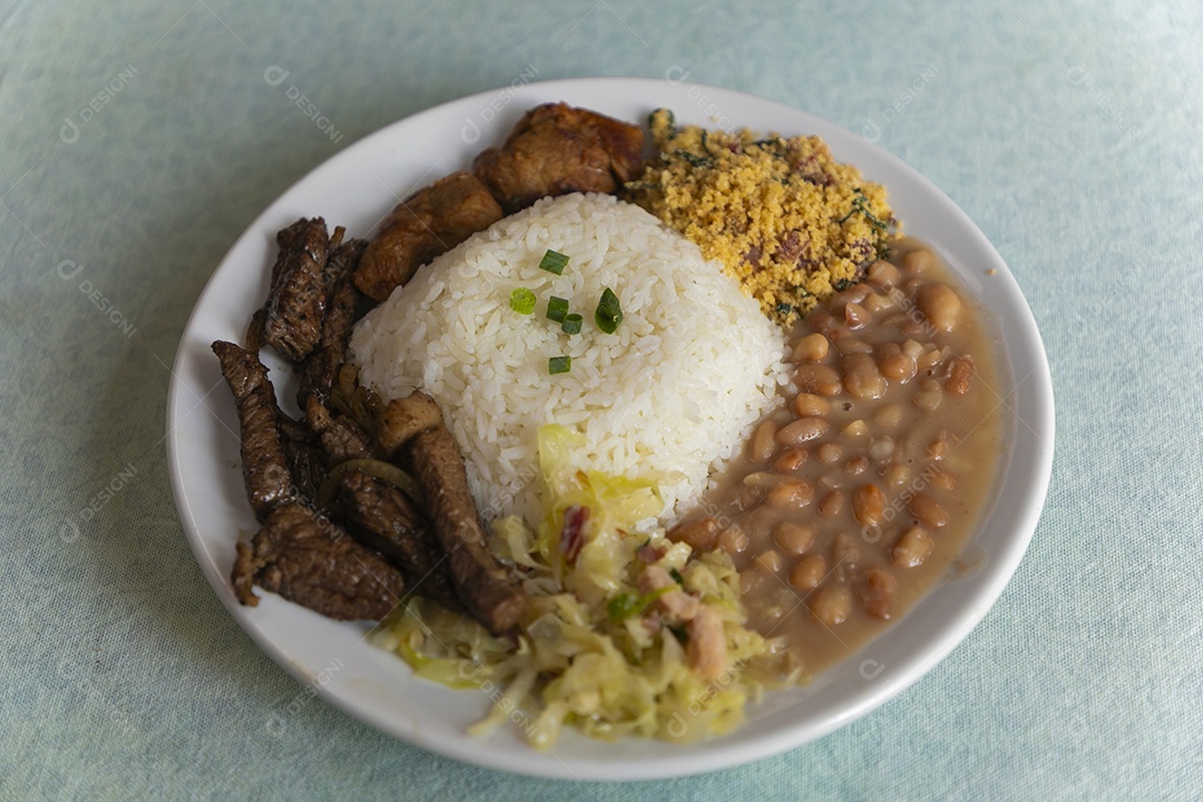 Bela refeição em um prato branco sobre mesa de marmore