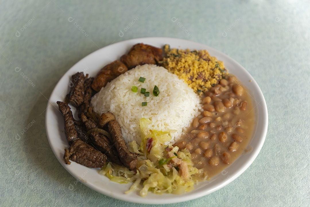 Bela refeição em um prato branco sobre mesa de marmore