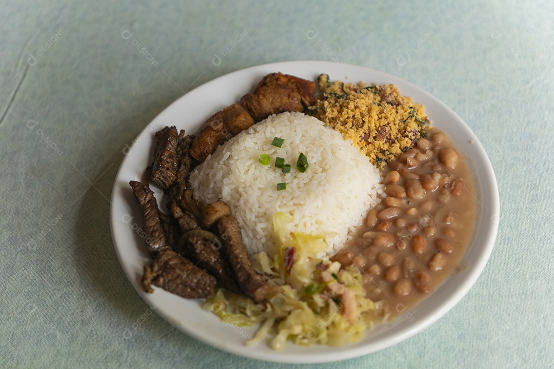 Bela refeição em um prato branco sobre mesa de marmore