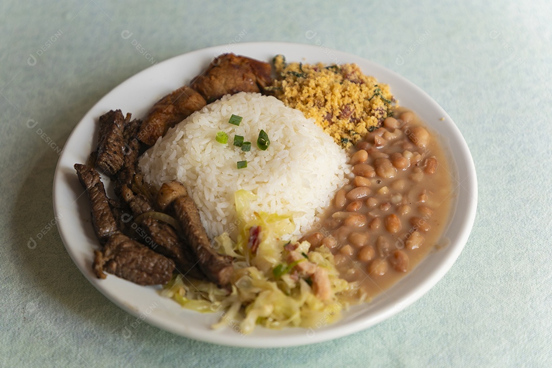 Bela refeição em um prato branco sobre mesa de marmore
