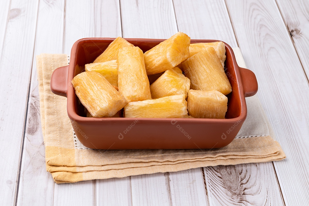 A imagem mostra mandioca frita, um petisco