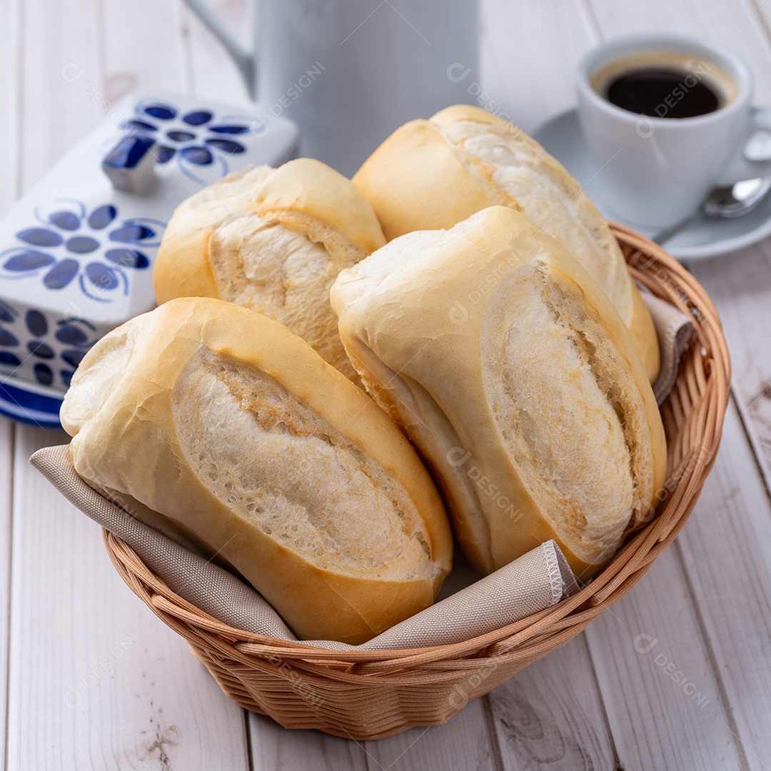 A imagem mostra pães franceses