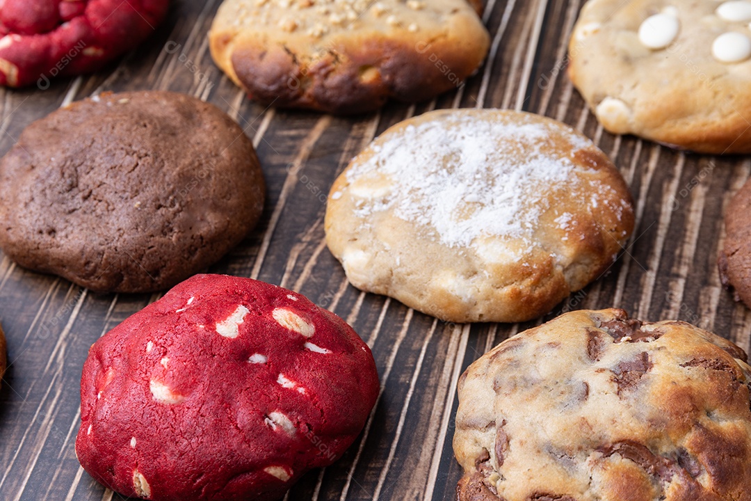 A imagem mostra uma variedade de cookies, que são pequenos bolos ou biscoitos assados