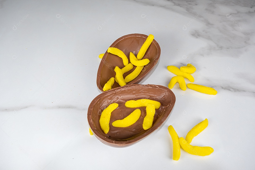 Ovo de Páscoa de chocolate com sabor infantil de calda de banana