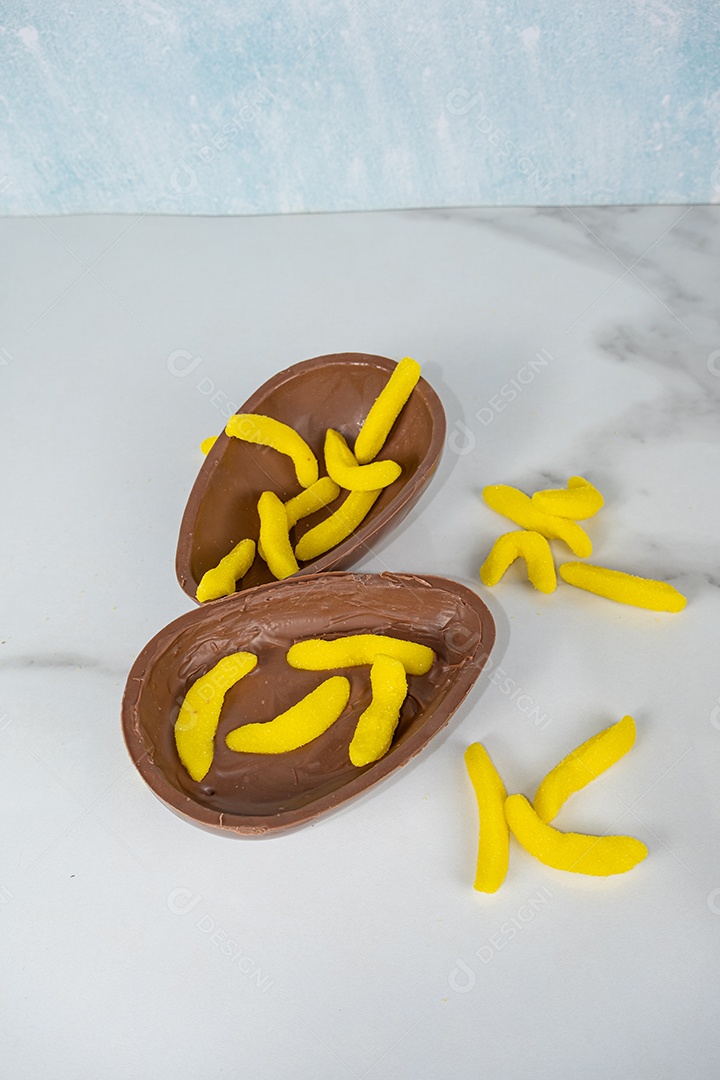 Ovo de Páscoa de chocolate com sabor infantil de calda de banana
