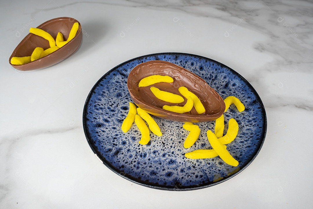 Ovo de Páscoa de chocolate com sabor infantil de calda de banana