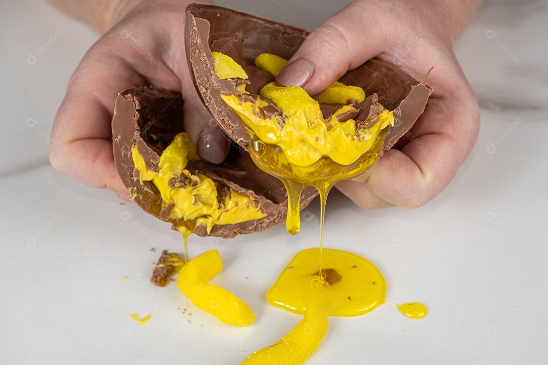 Ovo de Páscoa de chocolate com sabor infantil de calda de banana