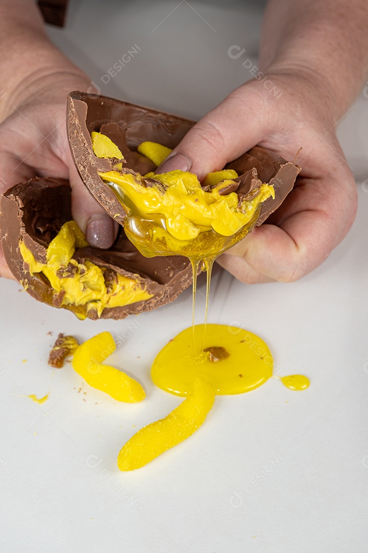 Ovo de Páscoa de chocolate com sabor infantil de calda de banana