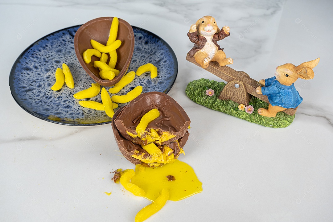 Ovo de Páscoa de chocolate com sabor infantil de calda de banana