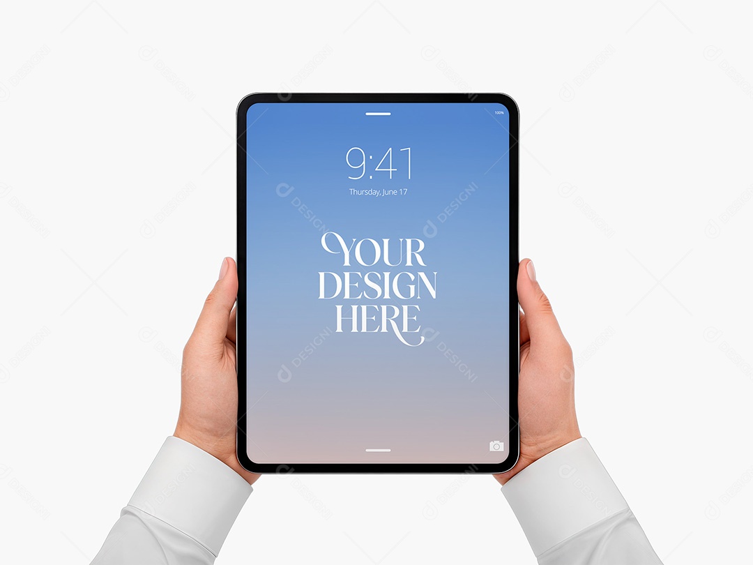 Mão Segurando Tablet Mockup PSD Editável