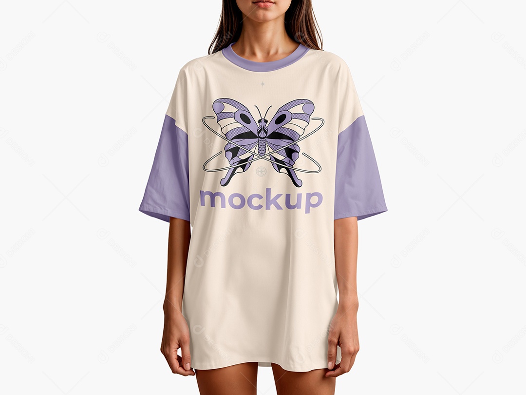 Mulher com uma Camiseta Grande Mockup PSD Editável