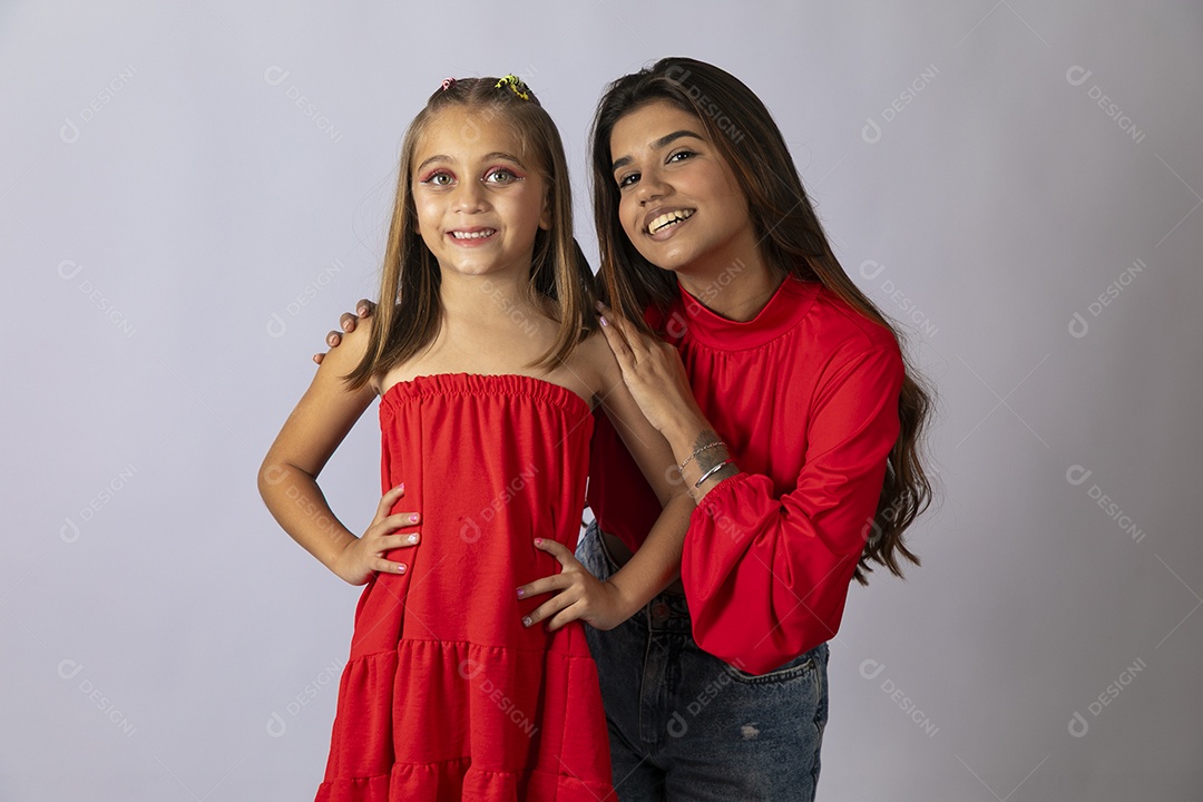 Lindas mulher e criança com looks vermelhos sobre fundo isolado