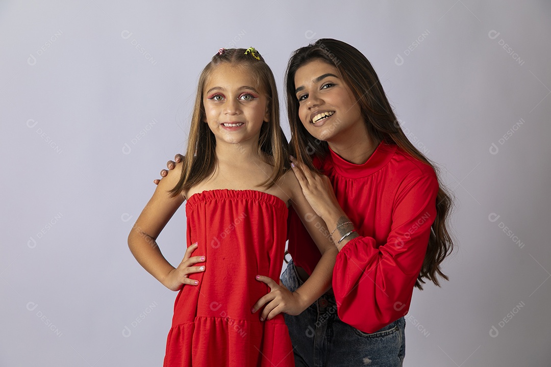 Lindas mulher e criança com looks vermelhos sobre fundo isolado