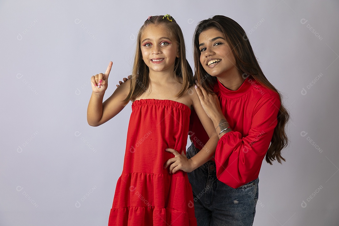 Lindas mulher e criança com looks vermelhos sobre fundo isolado