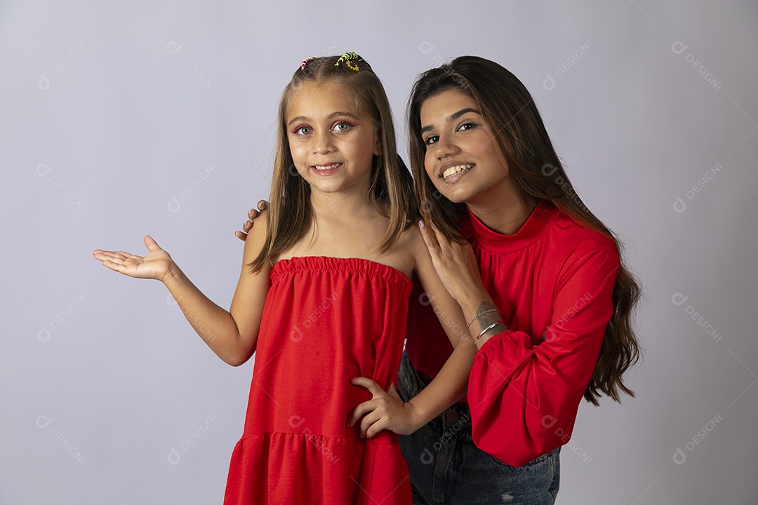 Lindas mulher e criança com looks vermelhos sobre fundo isolado