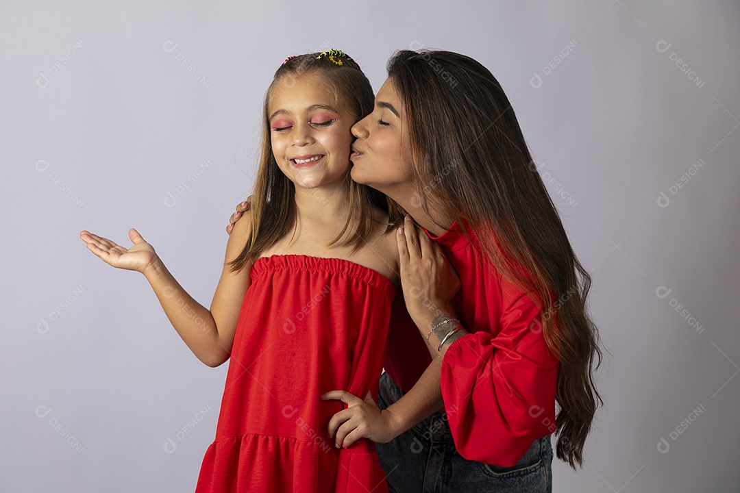 Lindas mulher e criança com looks vermelhos sobre fundo isolado