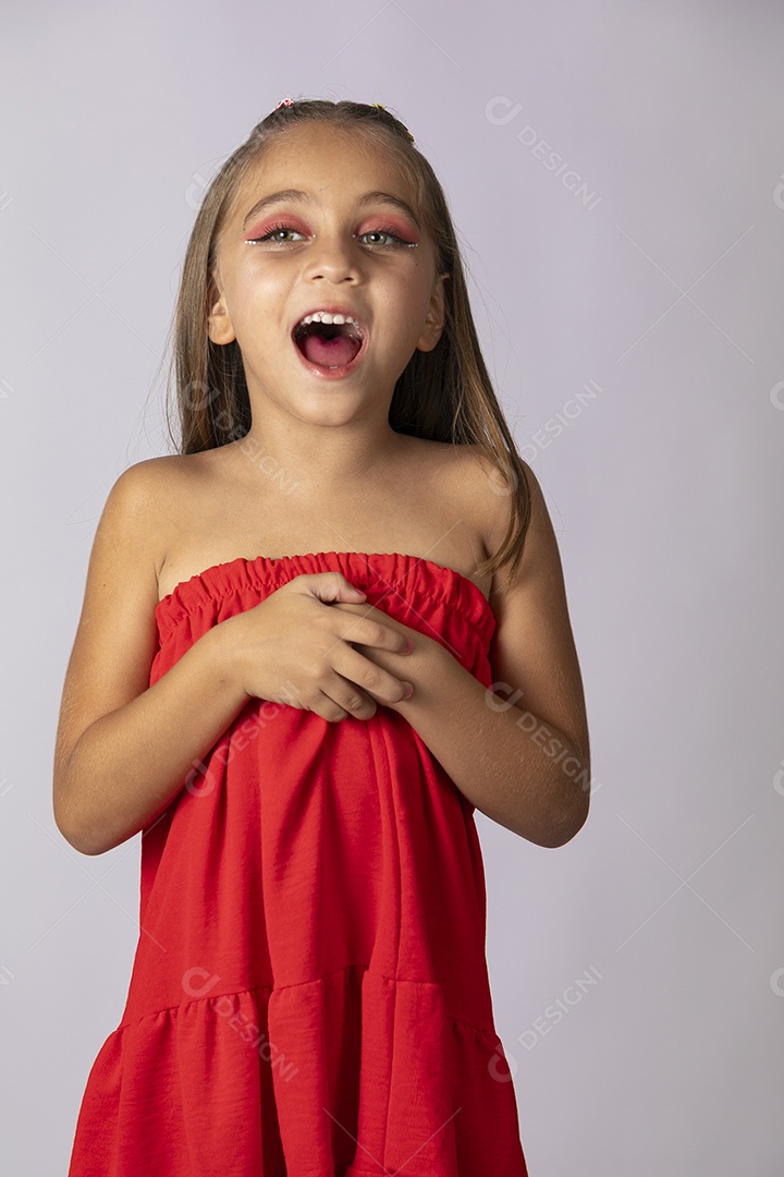 Linda menina com look vermelho sobre fundo de studio isolado