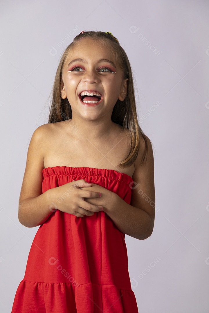 Linda menina com look vermelho sobre fundo de studio isolado