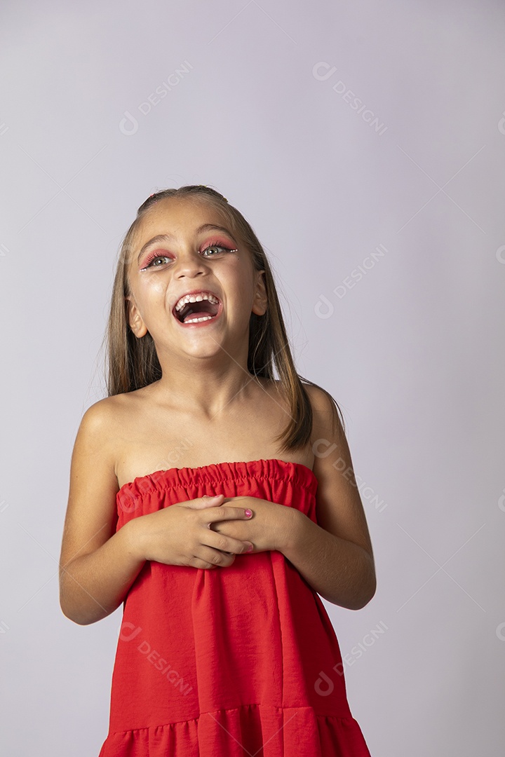 Linda menina com look vermelho sobre fundo de studio isolado