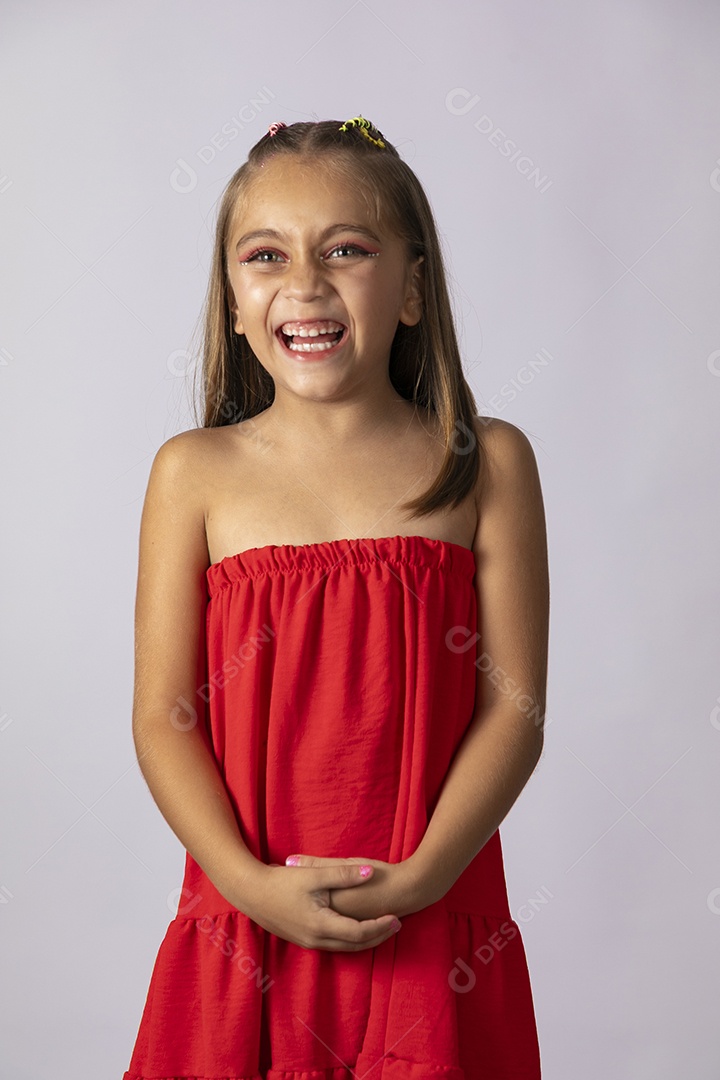 Linda menina com look vermelho sobre fundo de studio isolado