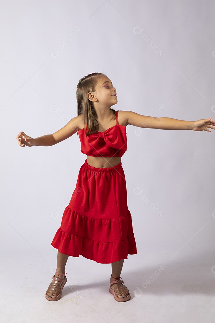 Linda menina com look vermelho sobre fundo de studio isolado
