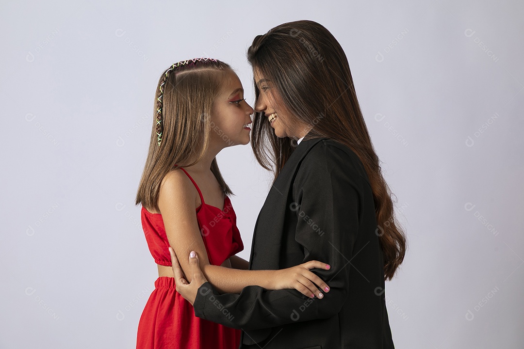 Belas mâe e filha se encarando sobre fundo isolado