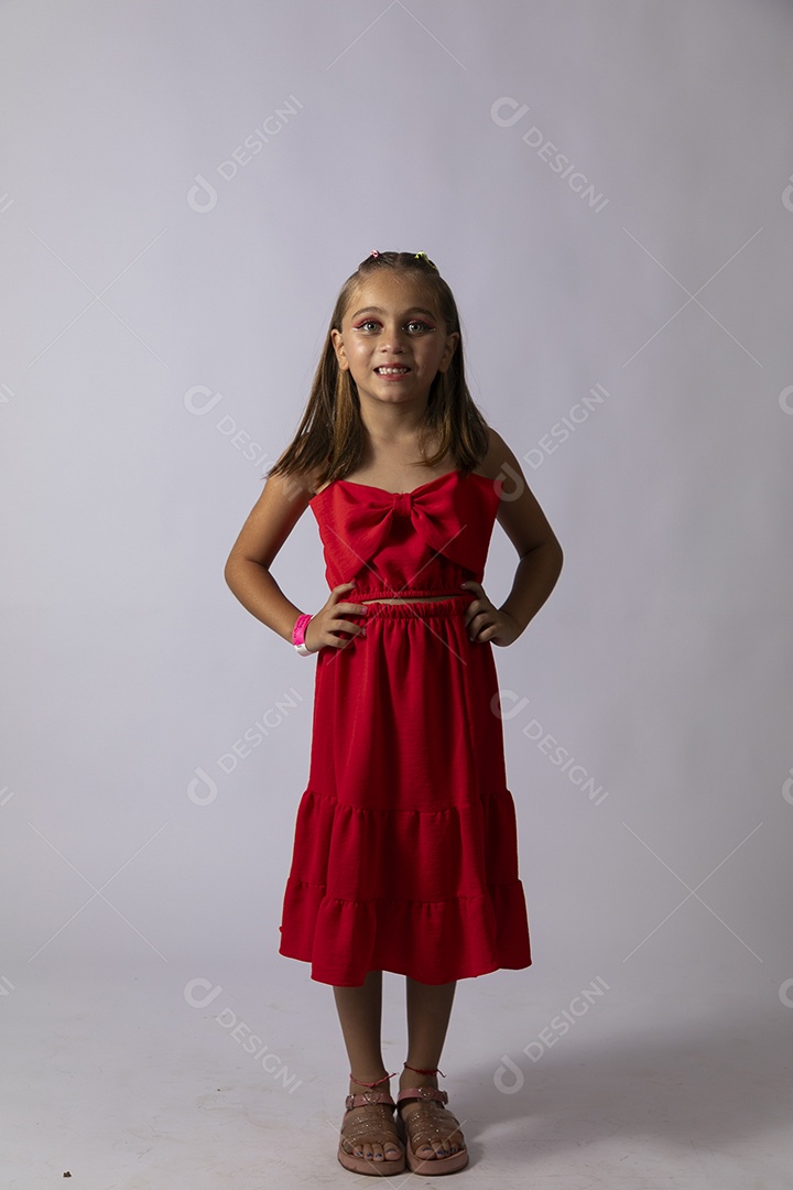 Linda menina com look vermelho sobre fundo de studio isolado