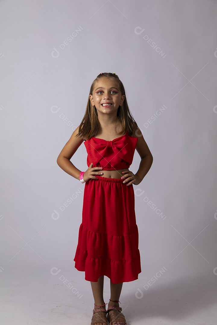 Bela mâe beijando testa de filha sobre fundo isolado