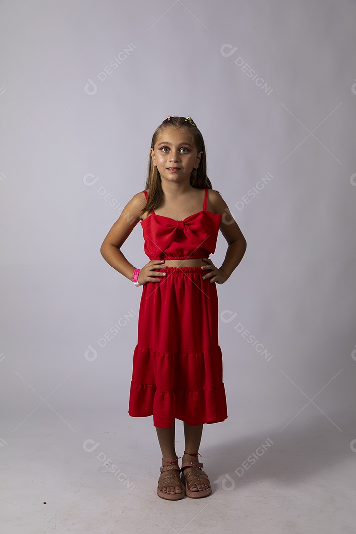 Linda menina com look vermelho sobre fundo de studio isolado