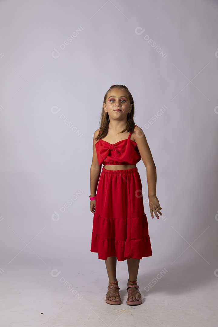 Linda menina com look vermelho sobre fundo de studio isolado