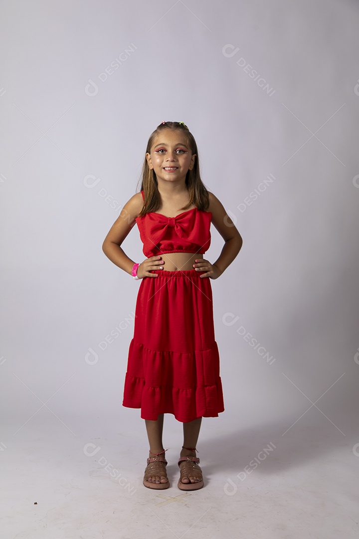 Linda menina com look vermelho sobre fundo de studio isolado