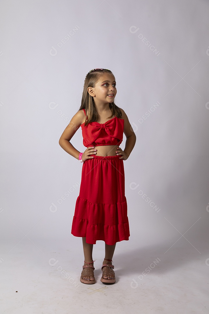 Linda menina com look vermelho sobre fundo de studio isolado