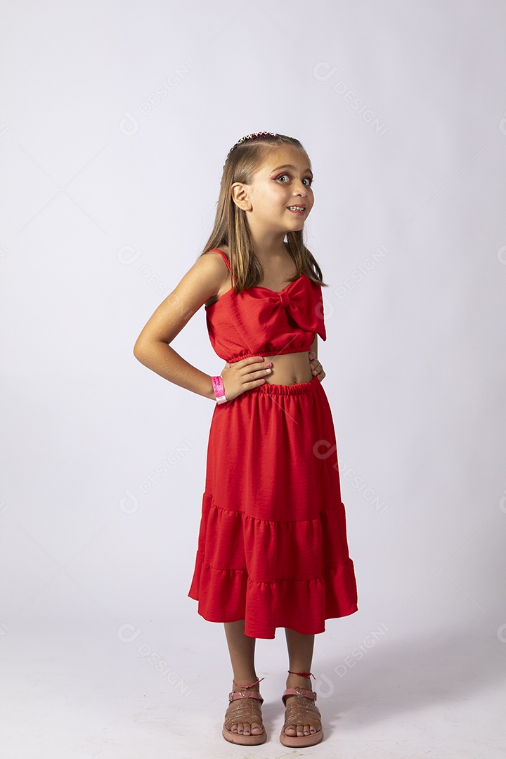 Linda menina com look vermelho sobre fundo de studio isolado