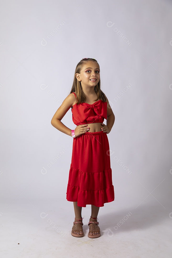 Linda menina com look vermelho sobre fundo de studio isolado