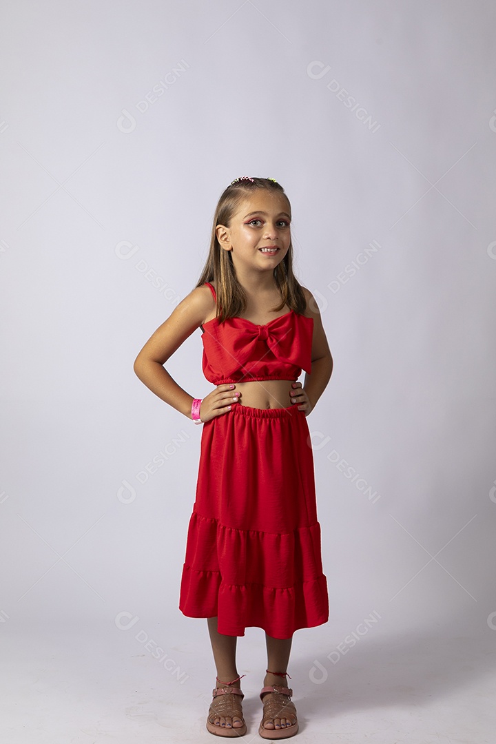 Linda menina com look vermelho sobre fundo de studio isolado