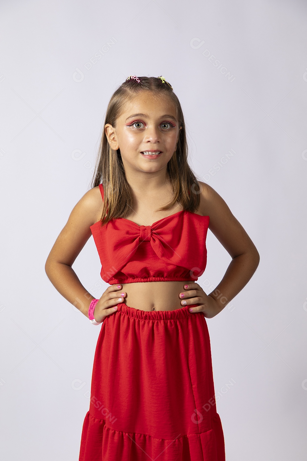 Linda menina com look vermelho sobre fundo de studio isolado