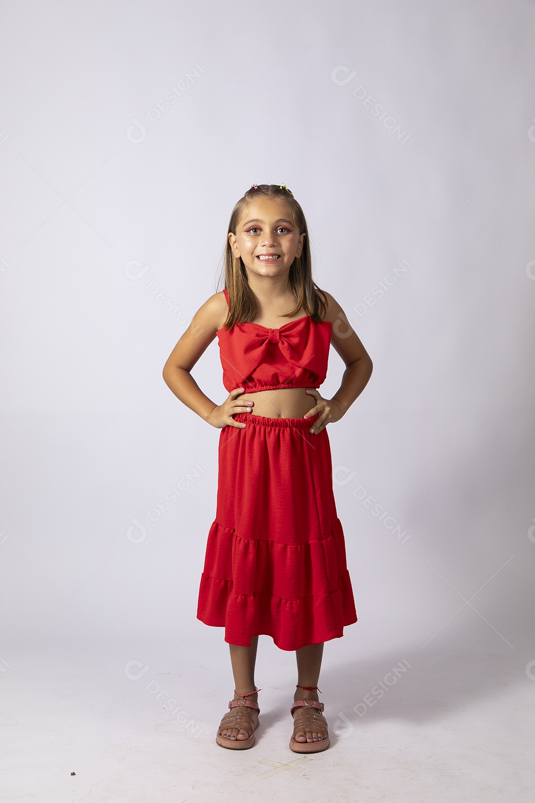 Linda menina com look vermelho sobre fundo de studio isolado