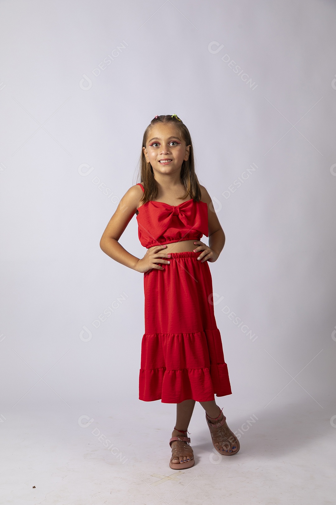 Linda menina com look vermelho sobre fundo de studio isolado