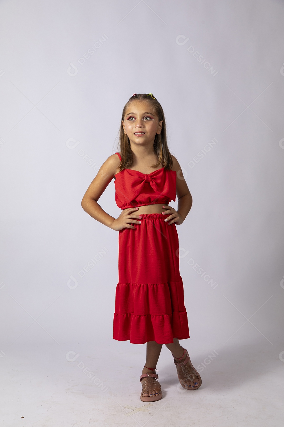 Linda menina com look vermelho sobre fundo de studio isolado