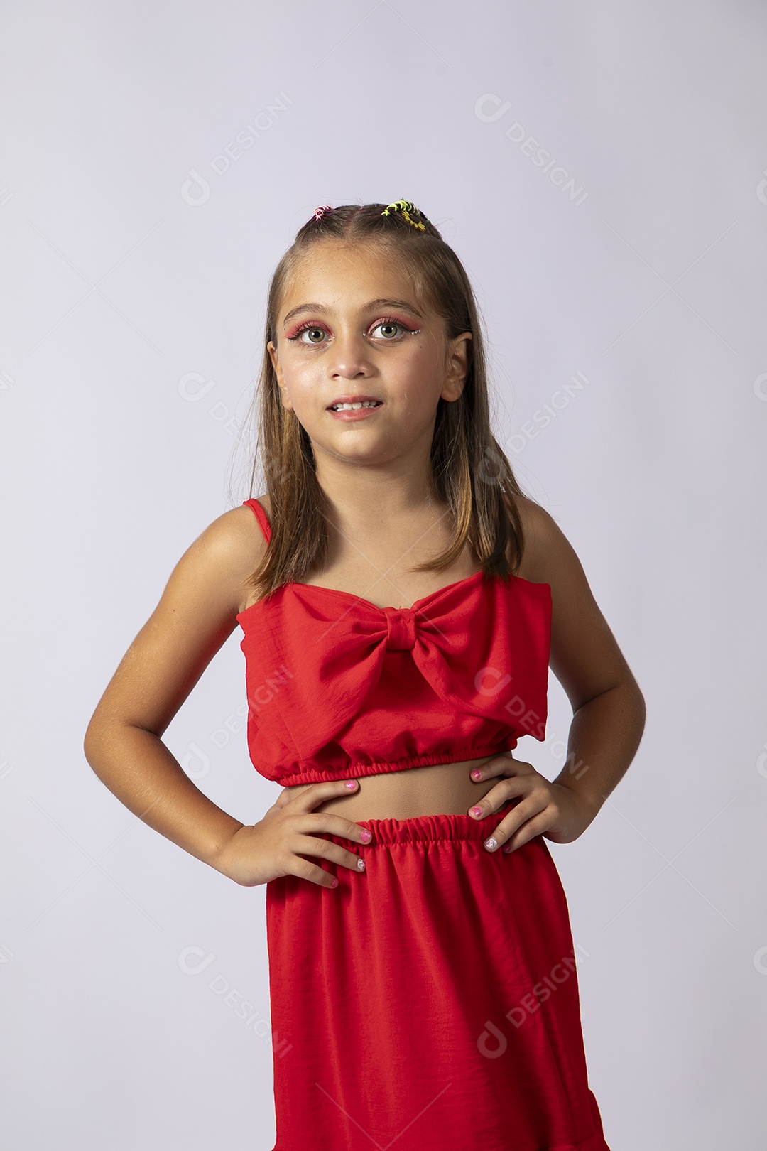 Linda menina com look vermelho sobre fundo de studio isolado